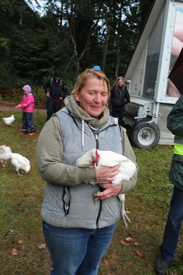 Fot Frau Jauch mit Huhn auf dem Arm